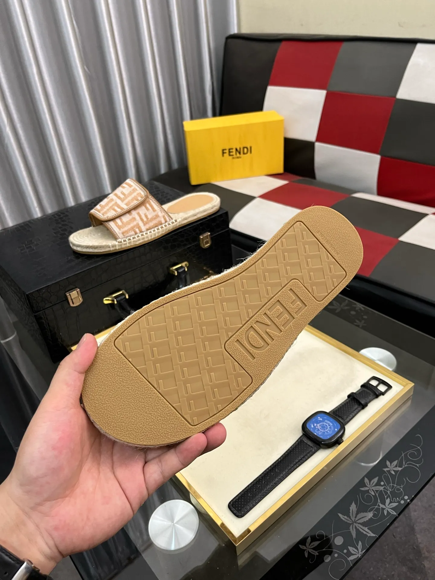 Men's shoes💰320⌚️⌚️[FENDI~Fendi slippers] High-end men's shoes brand official website 1:1 latest masterpiece: original mold customization, fabrics made of imported original materials, upgraded outsole, lighter, top quality in the market, simple and tasteful, a must-have for fashionistas, fashion is at your feet, full of confidence, the same style at the counter👍The season of summer slippers is here. Yardage: 38-44. Can be customized45.46.47